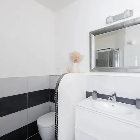 Spacious With Balcony At Wenceslas Sq شقة *