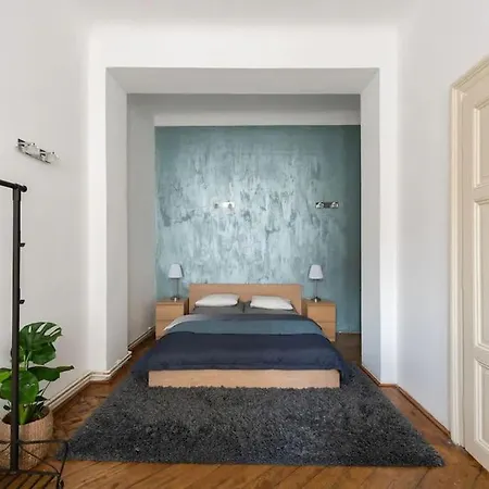 Spacious With Balcony At Wenceslas Sq شقة